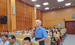 Cử tri quận Hai Bà Trưng nêu ý kiến tại buổi tiếp xúc với Tổ đại biểu HĐND thành phố