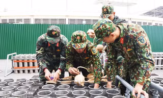 Lực lượng chức năng chuẩn bị cho màn bắn pháo hoa đêm Giao thừa Tết Nguyên đán Giáp Thìn năm 2024.