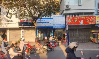 Dòng xe máy ùn ùn vào ngõ nhỏ ở Hà Nội sau khi gỡ barie
