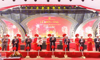 Các đại biểu làm lễ khởi công dự án