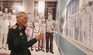 Trung tướng Lê Văn Hân, nguyên Phó Chủ nhiệm Tổng cục Chính trị QĐND Việt Nam xúc động bên những tư liệu về Đại tướng Đoàn Khuê.