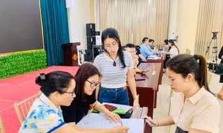 Cán bộ UBND phường Khương Đình hỗ trợ gia đình các nạn nhân làm thủ tục nhận hỗ trợ