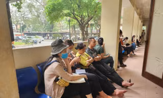 Công dân chờ đến lượt làm thủ tục cấp lý lịch tư pháp tại Sở Tư pháp Hà Nội 