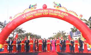 Chủ tịch UBND TP. Hà Nội Trần Sỹ Thanh cắt băng khánh thành dự án “Xây dựng tuyến đường nối tiếp đường phía Đông khu hành chính quận Hoàng Mai đến đường Tam Trinh.