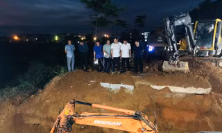 Căng bạt, xuyên đêm khắc phục sự cố sụt đê ở Sóc Sơn
