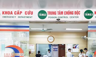 Vụ 2 người tử vong ở Long Biên: Những người đang cấp cứu không phải do ngộ độc rượu