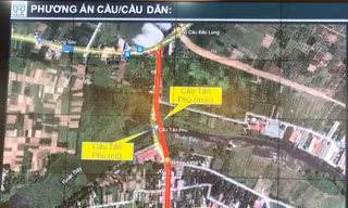 Chỉ dẫn đường đỏ cầu Tân Phú bắc qua sông Đáy