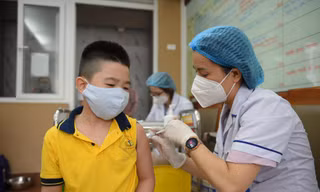 Nhân viên y tế tiêm vaccine COVID-19 cho trẻ trong độ tuổi