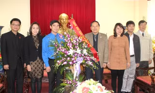Bí thư Trung ương Đoàn Dương Văn An trao tặng lẵng hoa chúc mừng ngày thành lập Hội CCB Việt Nam