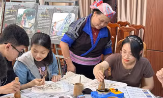 Bạn trẻ thích thú trải nghiệm kỹ thuật hoa văn sáp ong, nhuộm vải của phụ nữ Mông 