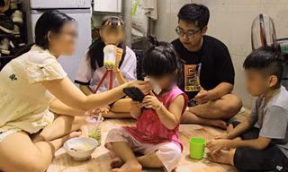 Chàng trai ở TP.HCM ngày học, đêm chạy xe ôm nuôi đàn cháu mồ côi