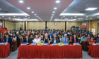 Để ngòi bút là 'liều thuốc' chữa lành tổn thương tâm lý
