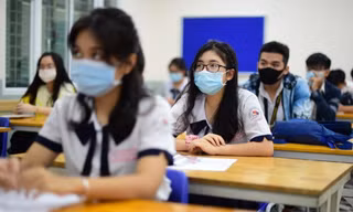 Dịch vụ học hộ, thi hộ nở rộ trong mùa cao điểm
