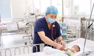 Bố mẹ e ngại dịch COVID-19, nhiều trẻ nhập viện trong tình trạng nguy kịch