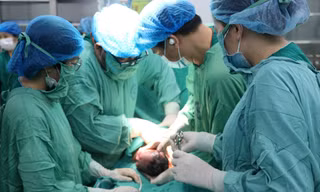 Hai bệnh viện đầu ngành phối hợp cứu trẻ sơ sinh nguy kịch
