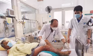 Người đàn ông nhiễm trùng máu, hoại tử chân, suy gan thận vì một loại vi khuẩn tồn tại trong nước