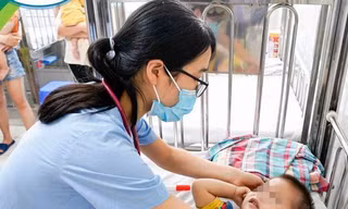 Gia tăng trẻ nhập viện vì biến chứng nặng của bệnh tay chân miệng, bác sĩ mách 3 dấu hiệu nhận biết