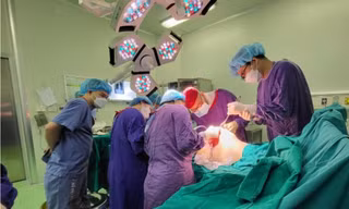 Nỗi khổ của cô gái ở Đà Nẵng phải kê ngực lên bàn để học bài