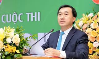 Thứ trưởng Bộ Y tế Trần Văn Thuấn phát biểu tại buổi họp báo.