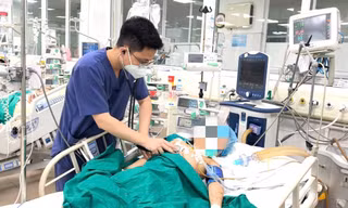 Bé gái 7 tuổi nguy kịch vì uốn ván sau khi bị mảnh gỗ nhỏ đâm vào chân