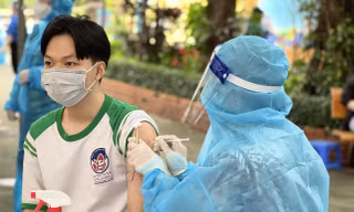 Chuyên gia nói về nguy cơ biến đổi gen, ung thư, vô sinh và vắc xin phòng COVID-19 cho trẻ