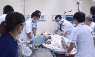 Các bác sĩ Bệnh viện E cấp cứu cho bệnh nhân vụ tai nạn