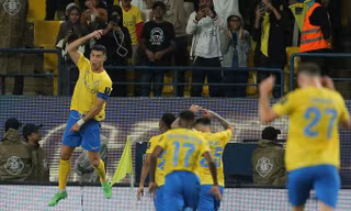 Ronaldo ăn mừng bàn thắng.