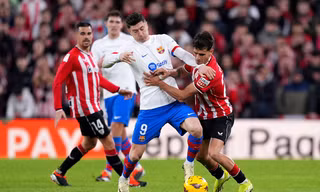 Lewandowski bị các cầu thủ Bilbao theo kèm rất chặt. 