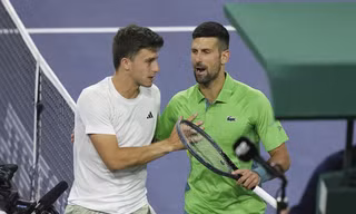Luca Nardi gây sốc trước Djokovic.
