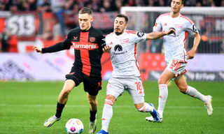 Florian Wirtz trong một pha tranh chấp với cầu thủ Union Berlin ở trận lượt đi.