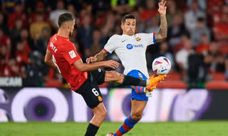 Joao Cancelo trong một tình huống tranh chấp với cầu thủ Mallorca.