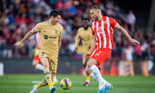 Lewandowski tranh chấp với cầu thủ Almeria trong trận đấu vào mùa giải trước.