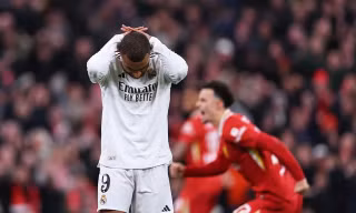 Mbappe ôm đầu tiếc nuối. 