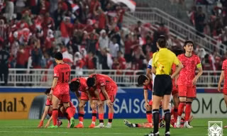 Các cầu thủ U23 Hàn Quốc tỏ ra thất vọng sau trận thua trước U23 Indonesia.