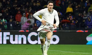 Vlahovic ăn mừng khi ghi bàn thắng quyết định giúp Juventus lội ngược dòng.