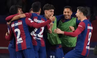 Các cầu thủ Barcelona ăn mừng chiến thắng.