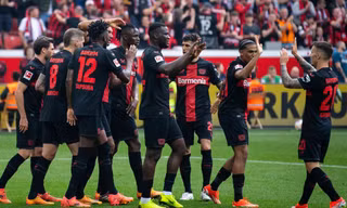Các cầu thủ Leverkusen ăn mừng.