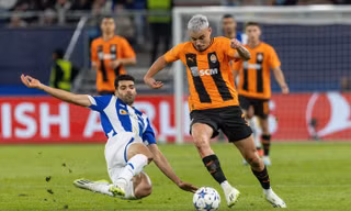 Tiền đạo Taremi trong một pha tranh chấp với cầu thủ Shakhtar Donetsk.