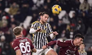 Tiền vệ Rabiot trong một pha tranh chấp trên không.