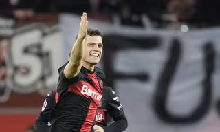 Xhaka ghi bàn mở tỷ số cho Bayer Levekusen.