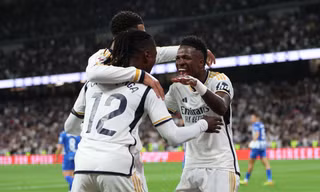 Vinicius ăn mừng cùng Camavinga và Bellingham.
