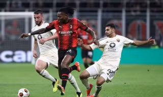 Leao trong một pha tranh chấp với các cầu thủ AS Roma.
