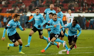 Leverkusen ăn mừng chiến thắng trước Augsburg ở trận lượt đi.