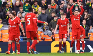 Các cầu thủ Liverpool ăn mừng chiến thắng.