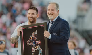 Chủ tịch Jorge Mas trao bức ảnh kỷ niệm, tượng trưng cho 45 danh hiệu mà Messi đã giành được trong sự nghiệp..