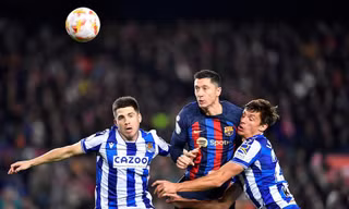 Lewandowski tranh chấp với các hậu vệ Real Sociedad.