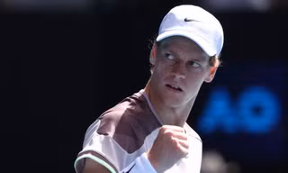 Sinner lần đầu tiên hạ gục Djokovic ở Grand Slam.