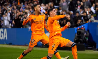 Đội trưởng Valverde ăn mừng bàn thắng.