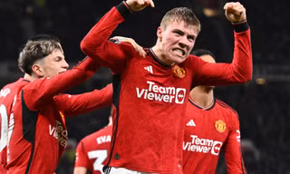 Hojlund ăn mừng đầy phấn khích sau pha lập công vào lưới Aston Villa