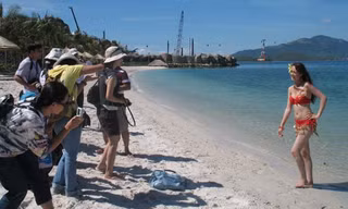 Phóng viên tác nghiệp ở Vinpearl, Nha Trang 2007 (người mẫu là Teresa Sam, sau trở thành Á hậu1 Hoa hậu Thế giới Người Việt). Ảnh: Dương Thị.